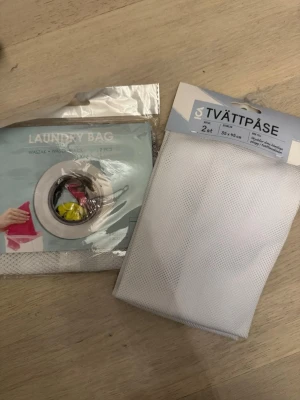 Tvättpåsar från ICA och Laundry Bag - Säljer två förpackningar tvättpåsar, en från ICA (2 st, 35x45 cm) och en Laundry Bag (2 st, 40x30 cm och 30x25 cm). Vita nätpåsar i polyester, perfekta för att skydda kläder i tvätten. Smidiga dragkedjor och praktisk storlek för olika plagg💪🏼