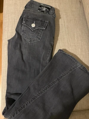  True Religion - Snygga grå jeans från True Religion använda några gånger säljer få den är för stor för mig storlek 25
