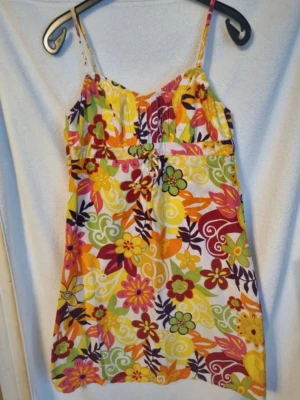 Klänning  - Klänning med blommor i storlek 40. Mycket fint skick endast använd 1 gång. 