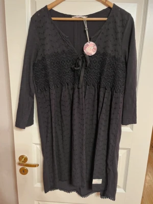Klänning - Helt ny svart odd molly klänning med spetsdetaljer och rosett, lös passform och 3/4 ärmar. i storlek 2 som motsvarar M. 100% bomull