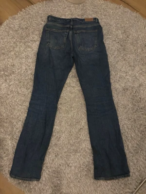 Mörkblå bootcut jeans - Snygga bootcut jeans med medelhög midja💕
