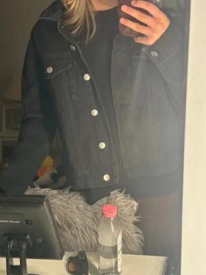 Svart jeansjacka  - Jättefin svart jeansjacka, som är i jättebra skick och knappt använd. 💕