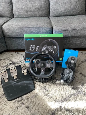 Logitech G920 ratt och pedaler Xbox - Säljer ett Logitech G920 Driving Force racingset till Xbox One och PC. Setet inkluderar svart ratt med läderdetaljer, pedaler i metall och separat växelspak. Perfekt för racing och simracing med realistisk känsla och robust konstruktion.