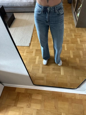 Blå raka jeans från GinaTricot  - Snygga blå jeans med hög midja och raka ben från GinaTricot. Använda endast 2 gånger. Jag är 168cm