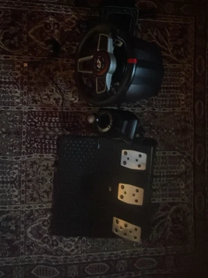   Racing Wheel & Pedals -  Ratt och pedalset och växelspak för racing- och bilspel. Kompatibel med PlayStation och PC. Inkluderar ratt, pedaler och monteringsfästen. Allt ser ut att vara i gott skick utan synliga skador eller slitage. Perfekt för realistisk racingupplevelse hemma. Orginal pris: 2800. Kompatibel med PC, PS3, PS4, Xbox 360, XBOX ONE och Nintendo Switch. 
