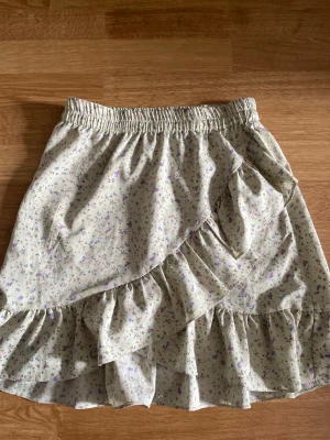Blommig kjol - Säljer en fin blommig sommarkjol i storlek xs💕Kjolen är använd ett fåtal gånger och är köpt på Vero Moda.
