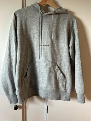 Saint Laurent hoodie - Och och välkommen till liljestrands nu säljer vi en saint Laurent hoodie osäker på äktehet därav pris den sitter mer som xs skulle jag säga inga defekter eller liknande kontakta vid intresse osv mvh Liljestrand