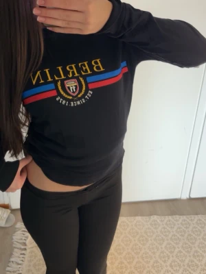 Svart långärmad tröja  - En svart långärmad tröja med fin design på där det står ” Berlin” 💞