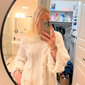 Vit chunky stickad tröja - Säljer en oversized vit stickad tröja med grova flätstickade detaljer och breda ärmar. Tröjan har rund halsringning och är riktigt mjuk och sticks inte!! Tröjan är från Vero Moda. Använd 2 ggr