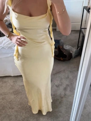 Balklänning  - Säljer min fina balklänning från Gina tricot, använd vid ett tillfälle💕skriv gärna för fler bilder 