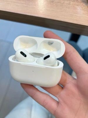  AirPods Pro  - Säljer ett par Apple AirPods Pro med vit, blank finish och stilren design. De är in-ear och levereras med ett kompakt laddningsetui i samma färg. Perfekt för dig som vill ha trådlösa hörlurar med grymt ljud och enkel anslutning till mobilen.