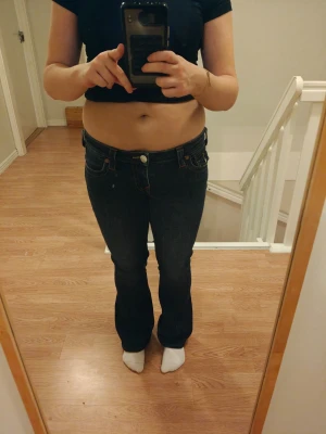 True religon jeans mörkblå joey i nysick  - Detta är ett par mörkblå true religon jeans joey i storlek 25 och är i nysick. 