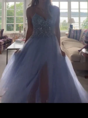 Balklänning - Säljer min superfina balklänning. Endast använd en gång. Superfint med glitter uppe sedan är det en öppning i släpet som syns på första bilden.  Nypris 2500kr