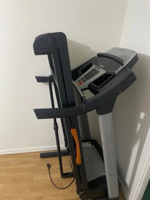 Löparband NordicTrack svart/grå - Säljer ett löparband från NordicTrack i svart och grått med digital display och flera träningsprogram. Löparbandet är hopfällbart och har praktiska hållare för vattenflaska och småsaker. Perfekt för hemmaträning och kondition.