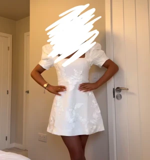 Studentklänning - Säljer min fina studentklänning som jag verkligen älskade! Supersöt med puffiga ärmar och fyrkantig urringning. Klänningen har broderade blommor över hela tyget som ger en lyxig känsla. Omsydd i midjan och nertill. (Endast använd en gång)🤍🤍🤍SLUTSÅLD OCH GÅR INTE ATT FÅ TAG PÅ LÄNGRE NÅGONSTANS 