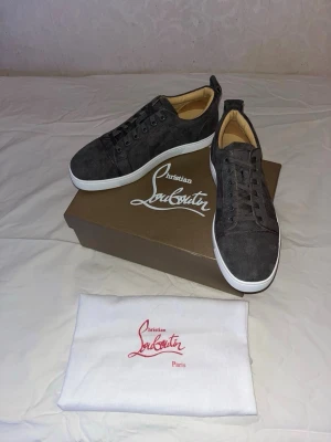 Christian Louboutin grå - Christian Louboutin grå helt nya och helt oanvända. Storlek 43 