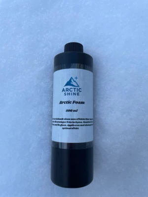 Arctic Shine Arctic Foam 500 ml - Säljer en svart flaska Arctic Foam från Arctic Shine, 500 ml. Produkten är en bilvårdsskum som används för att effektivt lösa upp smuts och föroreningar från lackytan. Flaskan har en vit etikett med blå logga och text.