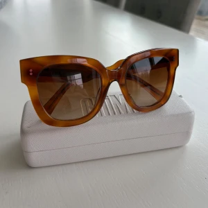Bruna solglasögon från Chimi modell 08 - Snygga solglasögon från Chimi med bred, fyrkantig båge i bruntonad plast och matchande bruna glas. Detta är modell 08 färg Havana. Det är knappt använda då jag har flera olika modeller!