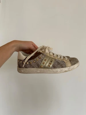 Sneakers - Guess - Säljer mina grymma skor som inte kommit till användning på länge. Använda några gånger men är i fint skick.❤️