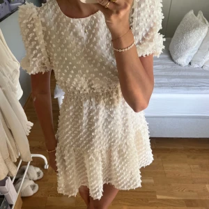 Miniklänning ljusrosa/beige  - Världens sötaste klänning i beige/ljusrosa färg, knappt använd i storlek S🌸 Går bra att trycka på ”köp nu”