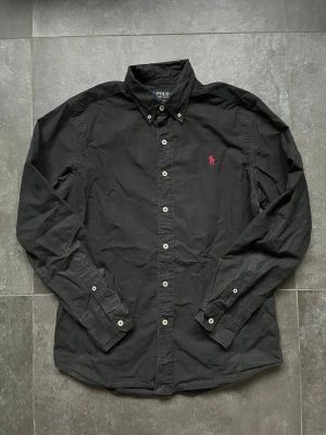 Ralph lauren skjorta  - Tjena, säljer nu denna riktigt snygga och populära Ralph lauren skjortan, den är i fint skick utan några skador, hör av er vid frågor och funderingar🙌🤝 