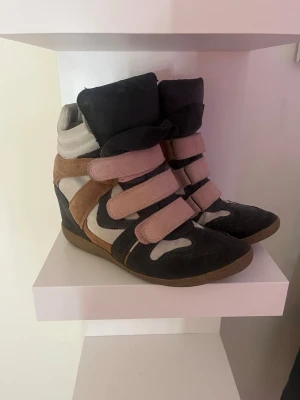 Kilklack sneakers - Sneakers med kilklack från Steve Madden i bra skick! Hör av dig vid intresse eller gällande pris och fler bilder!