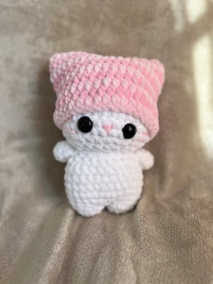 Virkad katt med rosa mössa - Katten är ca 24 cm hög och har en avtagbar mössa💕 den har Säkerhetsögon som inte rekommenderas för barn under tre år! 