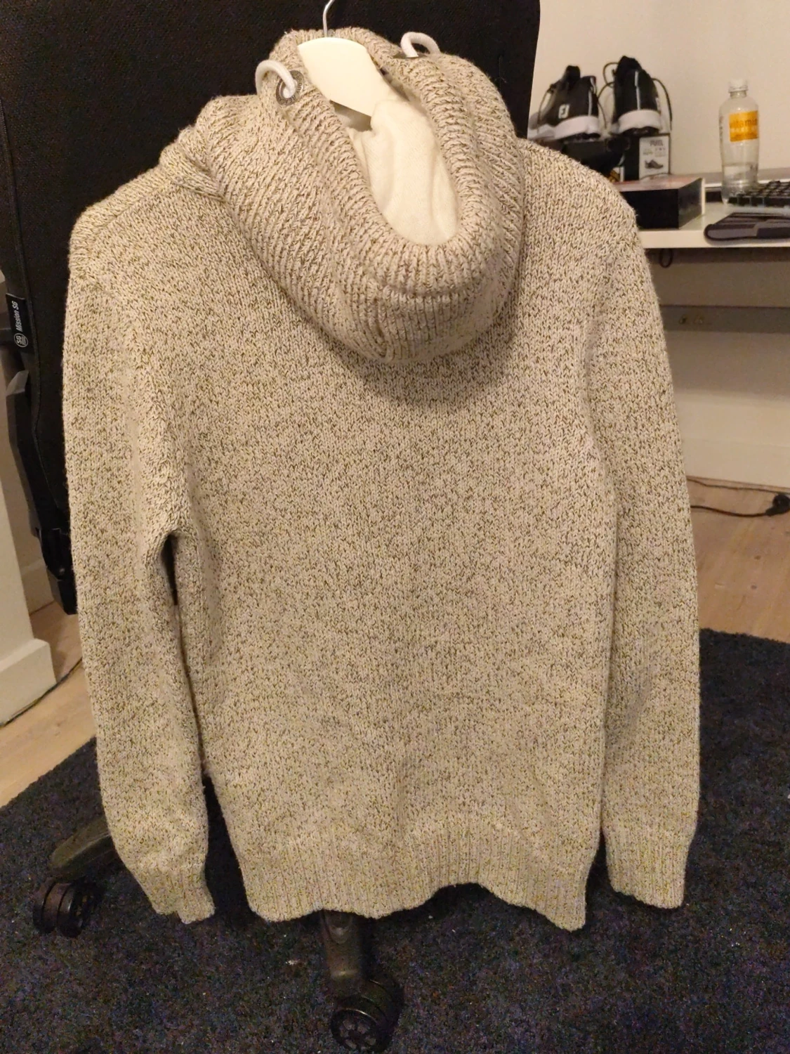 Beige stickad tröja med polokrage - 1
