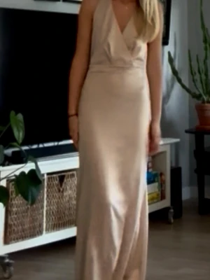 Champagnefärgad balklänning  - Balklänning från zalando. Helt oanvänd. Prislapp kvar!