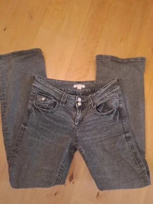 Grå bootcut jeans - Säljer ett par grå bootcut jeans från Gina Young i storlek 164.  Perfekta för dig som gillar en avslappnad men trendig stil. Jättefint skick! Skriv privat för mer information