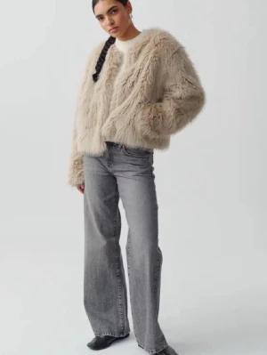 Beige pälsjacka - Beige pälsjacka från Gina tricot. Fint skick! Storlek L men passar mig som annars har S. 