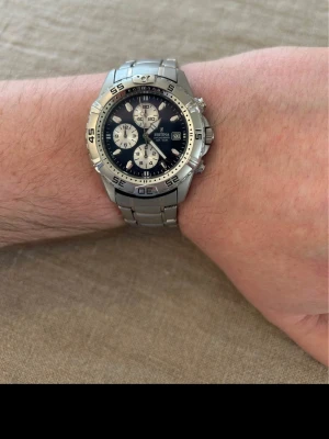 Festina Chrono Diver 40mm Herrklocka - Säljer en snygg stilren dykarklocka från schweiziska Festina i nyskick. Enstaka tecken på användning, inga repor. Fungerar bra, schweiziskt urverk, originalarmband i rostfritt stål, datumvisare, vattentät till 100 meter, kronograf osv. Behöver bara nytt batteri. Modell: 16169.  Nypris: 1800 SEK Begagnat pris: 1000 SEK Mitt pris: 589 SEK  Skickas alltid snabbt och spårbart (ofta samma dag) eller hämtas i Glumslöv.  Hör av dig vid frågor och se gärna mina andra annonser också!   Märke Festina Ref.