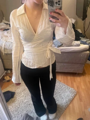 Omlott blus - Vit omlett blus från gina tricot strl. Xs