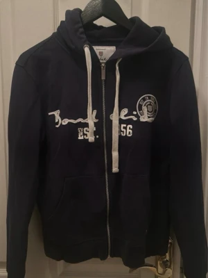 Huvtröja med dragkedja  - Mörkblå huvtröja med dragkedja från Banfield i storlek S 