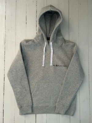 Ralph Lauren hoodie herr, storlek S - Hej! Säljer denna riktigt schyssta hoodie från Ralph Lauren. Den är i storlek M men sitter en storlek litet och passar därför som en S. Den är endast använd någon enstaka gång och är därmed i ett nyskick. Original lappar och påse finns kvar och medföljer naturligtvis vid köp. Jag fraktar alltid snabbt! Mvh
