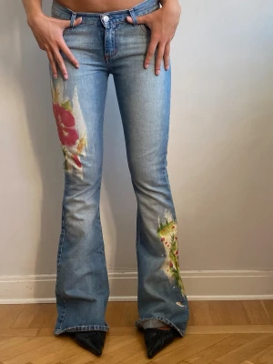 Lågmidjade bootcut  Miss Sixty Y2K 2000s Vibes  - Super snygga  lågmidjade bootcut  Miss Sixty jeans 2000s  i fint skick. Unika!💓🔥