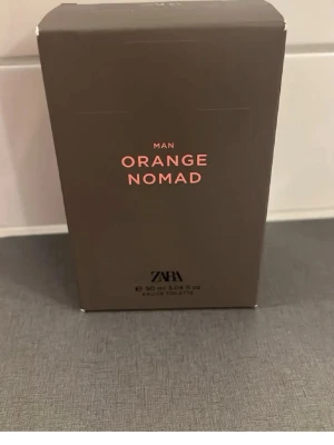 Zara Orange Nomad Eau de Toilette - Zara Orange Nomad är en Eau de Toilette för män i en stilren, mörkbrun förpackning med orange text. Flaskan rymmer 90 ml och doften har fräscha, citrusaktiga toner som passar dig som gillar moderna och energiska parfymer.
