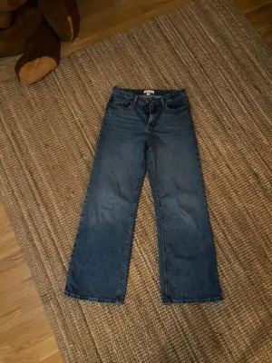Blåa baggy jeans - Säljer ett par klassiska blå jeans med baggy passform . Riktigt fina men har tyvärr alldeles för många jeans😂