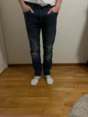 Lindbergh superflex jeans - Säljer ett par mörkblå jeans från märket Lindbergh. Det är superflex material på dom, vilket innebär att de sitter sjukt skönt på benen. Överlag fint skick. Skriv vid frågor eller funderingar!