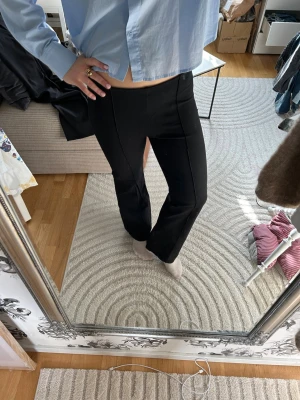 Kostymbyxa - Svart kostymbyxa i stretchigt material, kontakta mig vid frågor!🩵