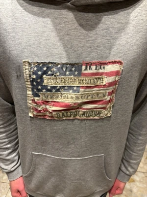 Grå hoodie från Ralph Lauren - Säljer en fet grå hoodie från Ralph Lauren, 9/10 skick, sitter extremt bra, väldigt bekväm, passar till många stilar, modellen som bär hoodien är 177 cm, skriv vid frågor och intresse, frkatar samma dag📦!