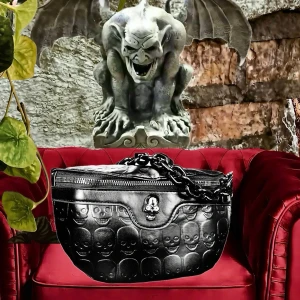 Rockig väska från Scull Cult! - Mångasidig  svart rockig väska i PU-läder med dödskallar från Scull Cult som kan bäras som midjeväska, crossbodybag eller axelväska. Snygga detaljer och ett stort och ett litet fack som stängs med dragkedja och justerbar axelrem Unisexmodell. Mått: 20 x 15 cm. Oanvänd.