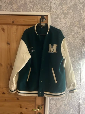 Grön college bomberjacka  - Grön college bomberjacka från H&M. Bra skick. Hör av vid frågor!💗