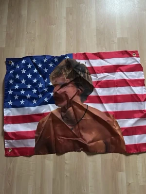 JJ MAYBANK Usa flagga - Usa flagga med jj maybank tryck. Köpte secondhand, tror den är från shein. Lite ostruken på bilden men kan definitivt fixas vid köp. Skulle uppskatta stort om ni ville kolla in resten av min profil och se om ni hittar något ni tycker om! Pris kan diskuteras!❤️🤗