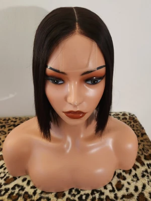 Rak svart bob-peruk med mittbena - Snygg peruk i rak bob-stil med mittbena. Färgen är svart och håret är glansigt och naturligt. Perfekt för dig som vill ha en stilren look med axellångt hår. Materialet är 100% human hair,  äkta hår vietnamen som känns mjukt och följsamt.