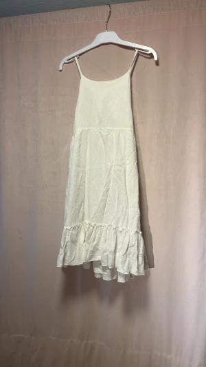 Vit sommar klänning  - En vit skön sommarklänning så skön att den skulle kunna vara en pyjamas,med spets baksida storlek 164 men känns som 152/156 skicka gärna vid frågor 😊