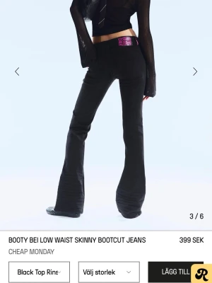 Bootcut jeans från Cheap Monday - Svarta bootcut jeans med låg midja från Cheap Monday. Modellen är bootcut. Jeansen har en rosa logopatch bak i midjan och är tillverkade i denim med stretch.