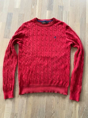Röd kabelstickad tröja Morris - Stilig tröja från morris med mycket bra skick. Storlek S, hör av er om ni har några frågor!