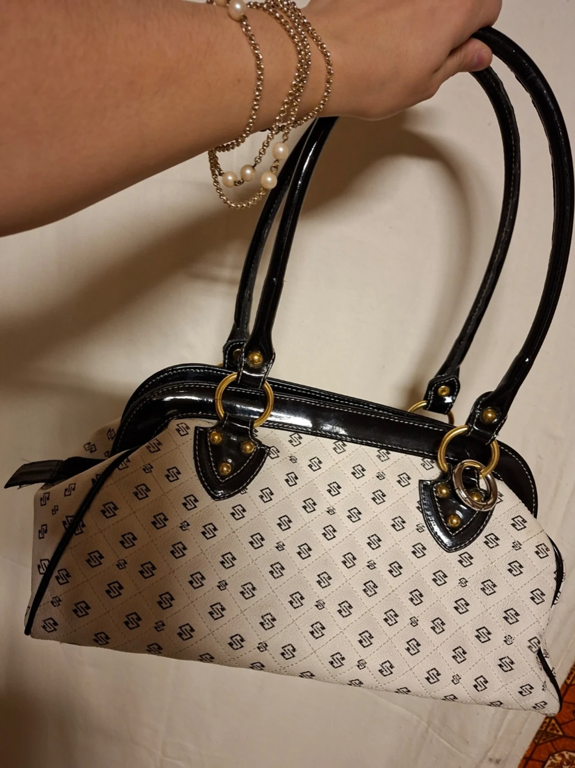 Vit handväska med svart mönster - 1