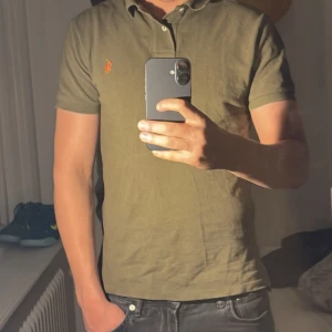 Ralph lauren piké - Mörkgrön slimfit piké från Ralph lauren, köpt för ca 1200kr. Sällan använd då den är lite liten på mig därav säljer jag den. Passar perfekt till våren och sommaren. 